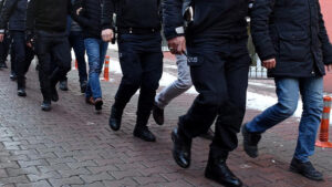 bursa merkezli 6 ilde suc orgutlerine ve silah ticaretine yonelik operasyonlarda 16 zanli tutuklandi 8sdunWrY.jpg